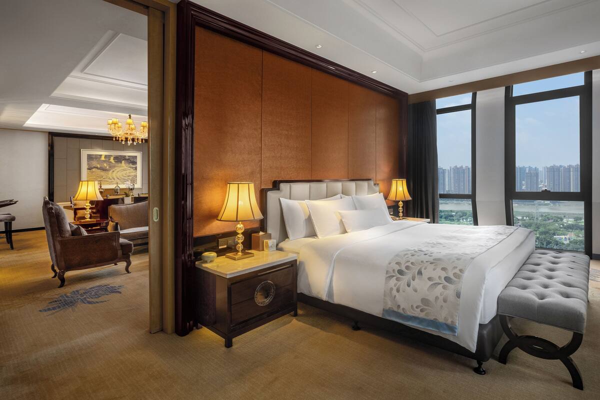 executive suite | minibar, in-room safe, desk, blackout curtains