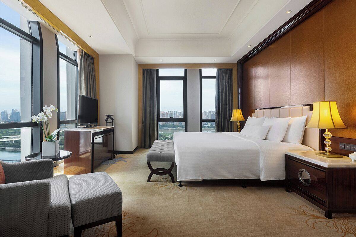 Suite Deluxe | Minibar, caja de seguridad en la habitación y escritorio