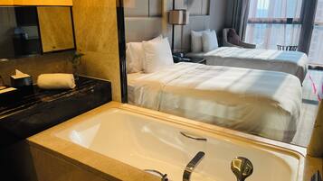 Baignoire et douche séparées, articles de toilette gratuits