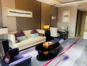 ميني بار وخزنة داخل الغرفة ومكتب وستائر تعتيم