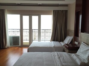 Desk, blackout curtains, free WiFi