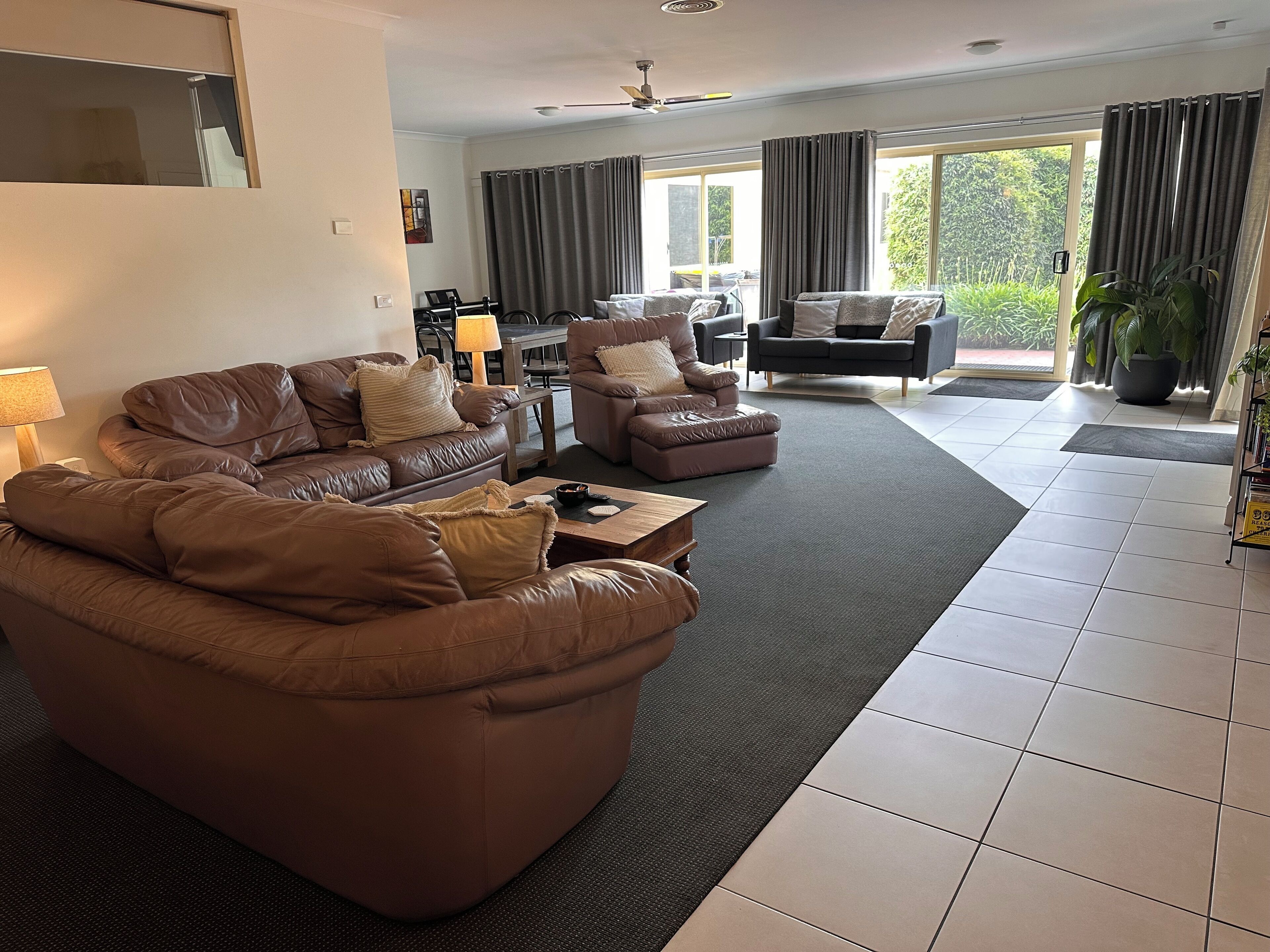 Familie huis, meerdere slaapkamers | Woonruimte | Een 50-inch ledtelevisie met digitale zenders en televisie