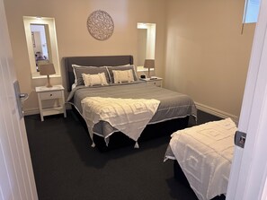 Family House, Multiple Bedrooms - Austral Place 88 via Merri River (Dennington)