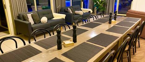 Familjehus - flera sovrum | Vardagsrum | 50-tums LED-tv med digitalkanaler och tv