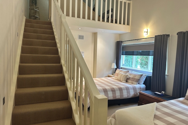 8 bedrooms, Egyptian cotton sheets, premium bedding, pillow-top beds