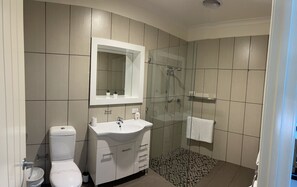 Family House, Multiple Bedrooms | Bathroom | Shower, hydromassage showerhead, free toiletries, hair dryer - Austral Place 88 via Merri River (Dennington)