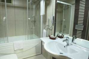 Shower, perlengkapan mandi gratis, pengering rambut, dan sandal
