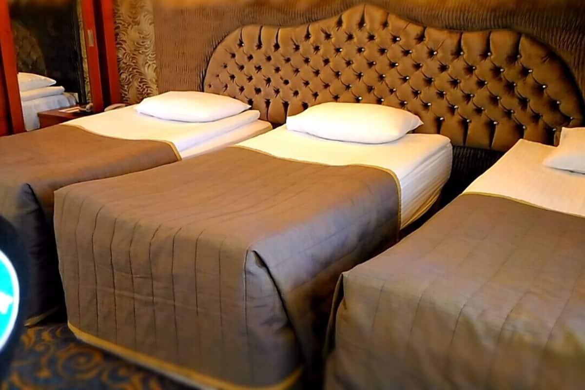 Kamar Triple Standar | Minibar, brankas, meja kerja, dan ruang kerja ramah laptop