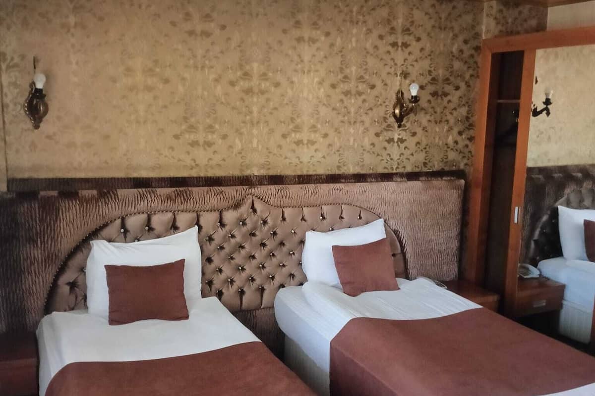 Kamar Twin Standar | Minibar, brankas, meja kerja, dan ruang kerja ramah laptop