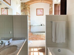 Apartment, 3 Bedrooms, Kitchenette | Bilik Mandi | Kelengkapan dandanan diri percuma, pengering rambut, jubah mandi, bidet 