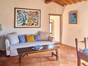 Studio – classic, tekjøkken | Oppholdsområde | En 19-tommers Flatskjerm-TV med digitale kanaler samt TV