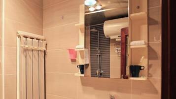 Dusche, kostenlose Toilettenartikel, Handtücher