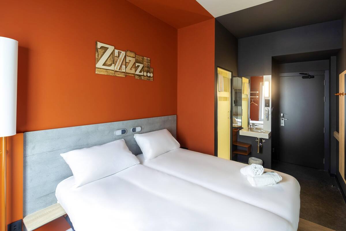 Chambre avec lits jumeaux, 2 lits une place | Bureau, Wi-Fi gratuit