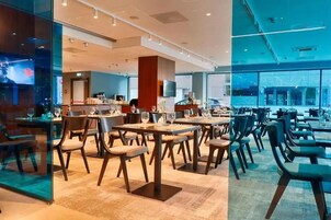 供应早餐、午餐和晚餐，本地与国际菜