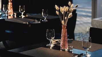 S'hi serveixen esmorzars, dinars i plats de cuina local i internacional