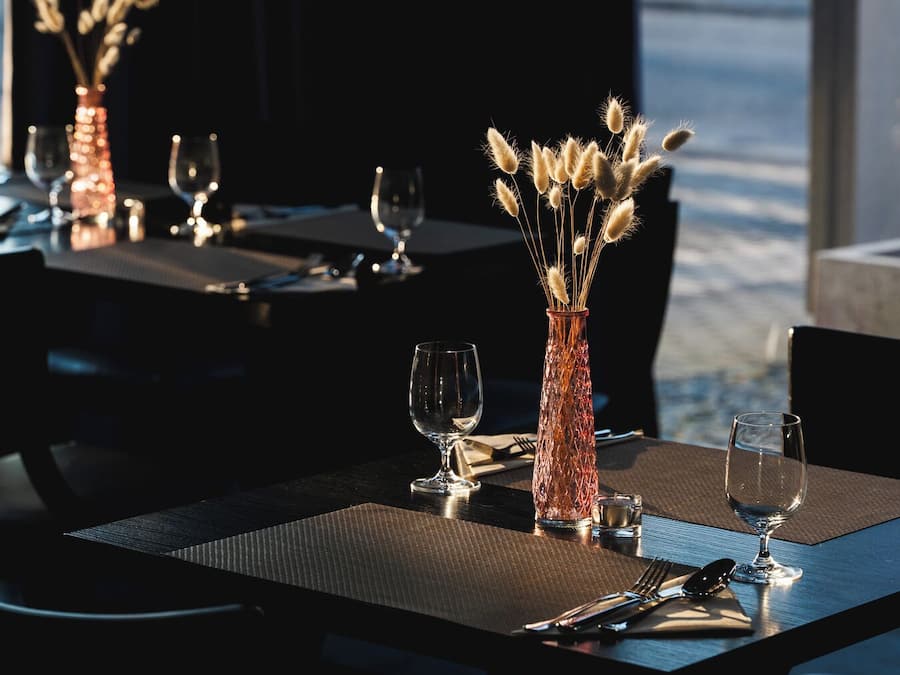 Se sirven desayunos, almuerzos, cenas y cocina local e internacional