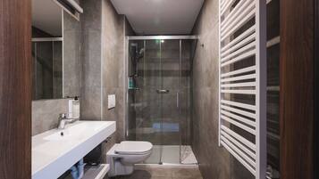 Een douche, gratis toiletartikelen, een haardroger, handdoeken