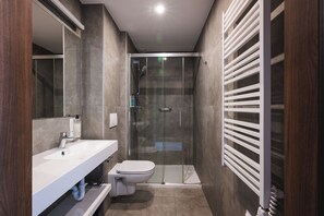 Shower, free toiletries, hair dryer, towels - Hotel Focus Poznań (Poznan)
