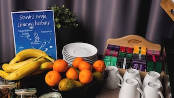 Ein Tisch mit Früchten, Kräutern und Teesets.