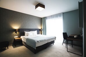 Dobbeltværelse | Skrivebord, lydisolering, strygejern/strygebræt, gratis baby-/barnesenge