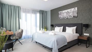 Dobbeltrom – premium | Skrivebord, lydisolert, strykejern/-brett og barnesenger (inkludert)