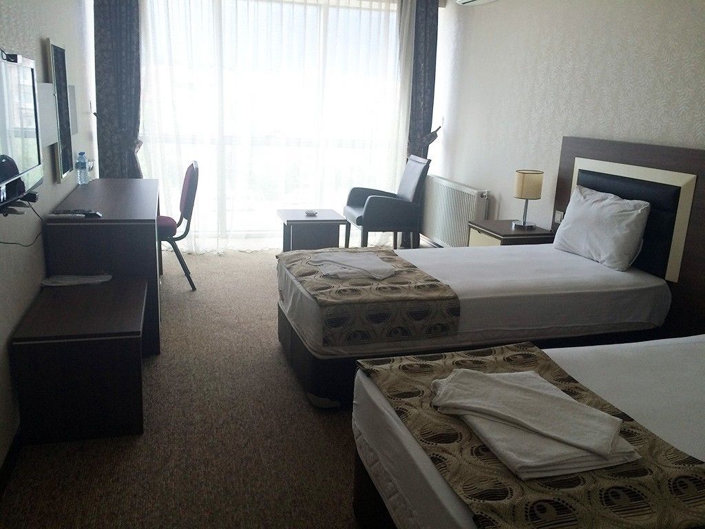 Minibar, escritorio, tabla de planchar con plancha y wifi gratis 