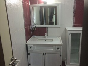 Regadera, amenidades de baño gratuitas, secadora de cabello, pantuflas 