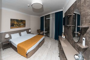 房內夾萬、書桌、隔音、免費嬰兒床