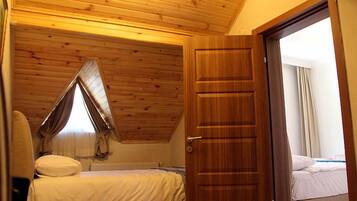 Suite junior, balcón | Caja de seguridad en la habitación, escritorio y insonorización