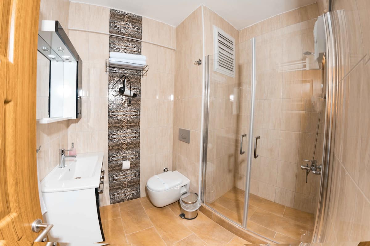 Kahden hengen deluxe-huone, 1 keskisuuri parisänky | Kylpyhuone | Suihku, hiustenkuivaaja, tohvelit, bidee