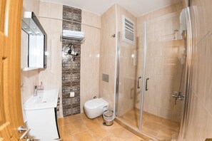 Habitación doble Deluxe, 1 cama Queen size | Baño | Regadera, secadora de cabello, pantuflas, bidet