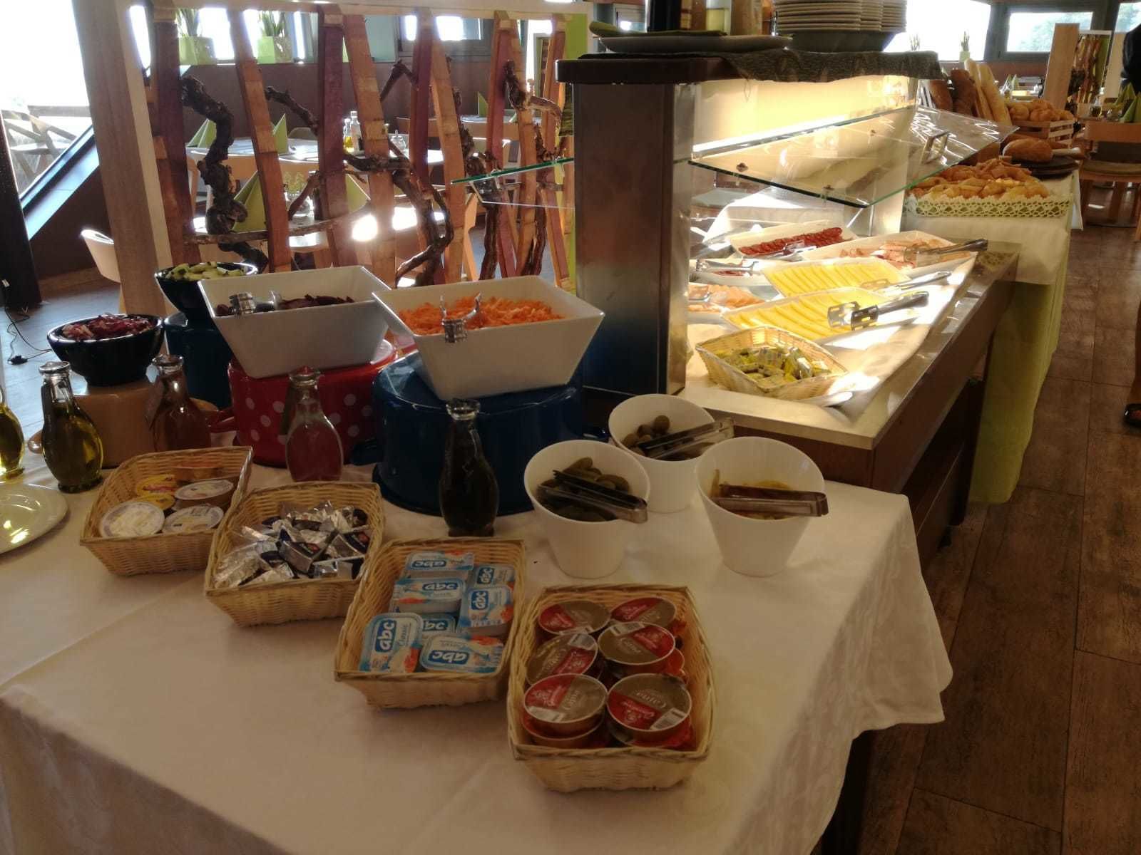 Un buffet con diversi cibi e condimenti.