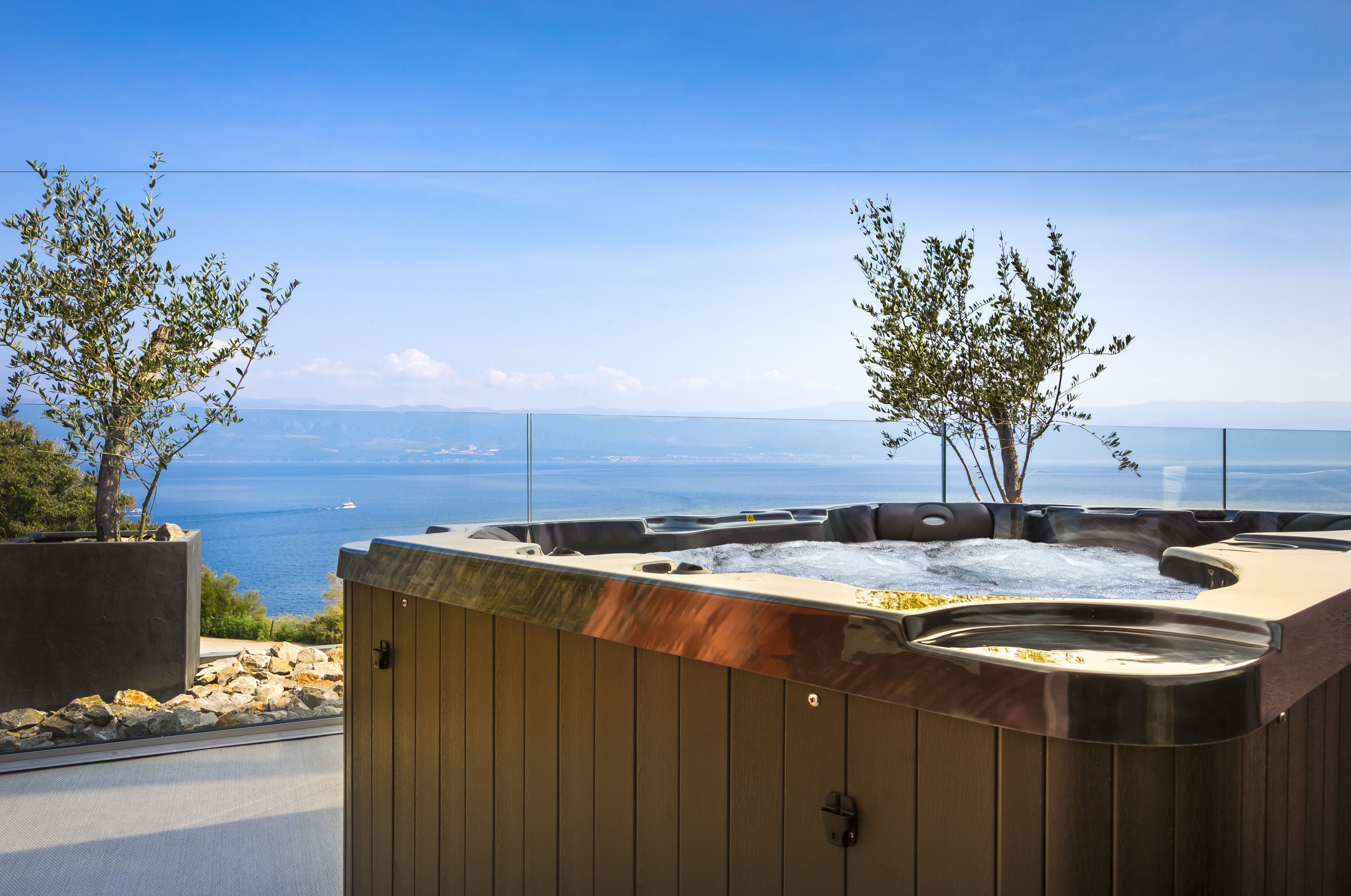 deluxe double room, 1 king bed, jetted tub | jetted bathtub