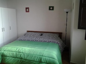 Escritorio, cunas gratuitas y wifi gratis