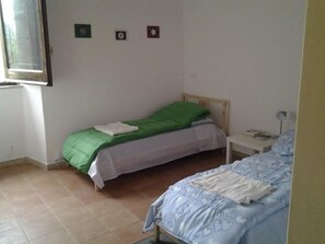Escritorio, cunas gratuitas y wifi gratis