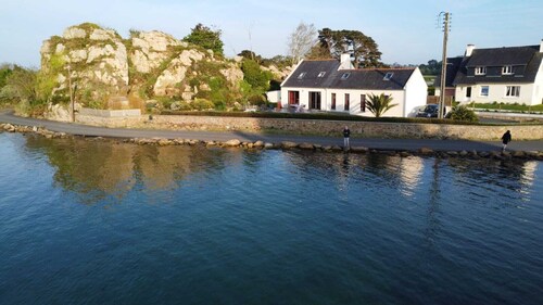 Reposant, Calme, Vue Mer imprenable à  2 m de l'eau, Petit Port Typique Breton