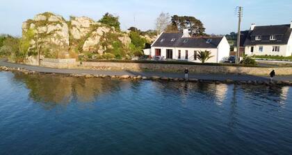 Reposant, Calme, Vue Mer imprenable Ă 2 m de l'eau, Petit Port Typique Breton