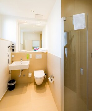 Dusche, kostenlose Toilettenartikel, Haartrockner, Handtücher