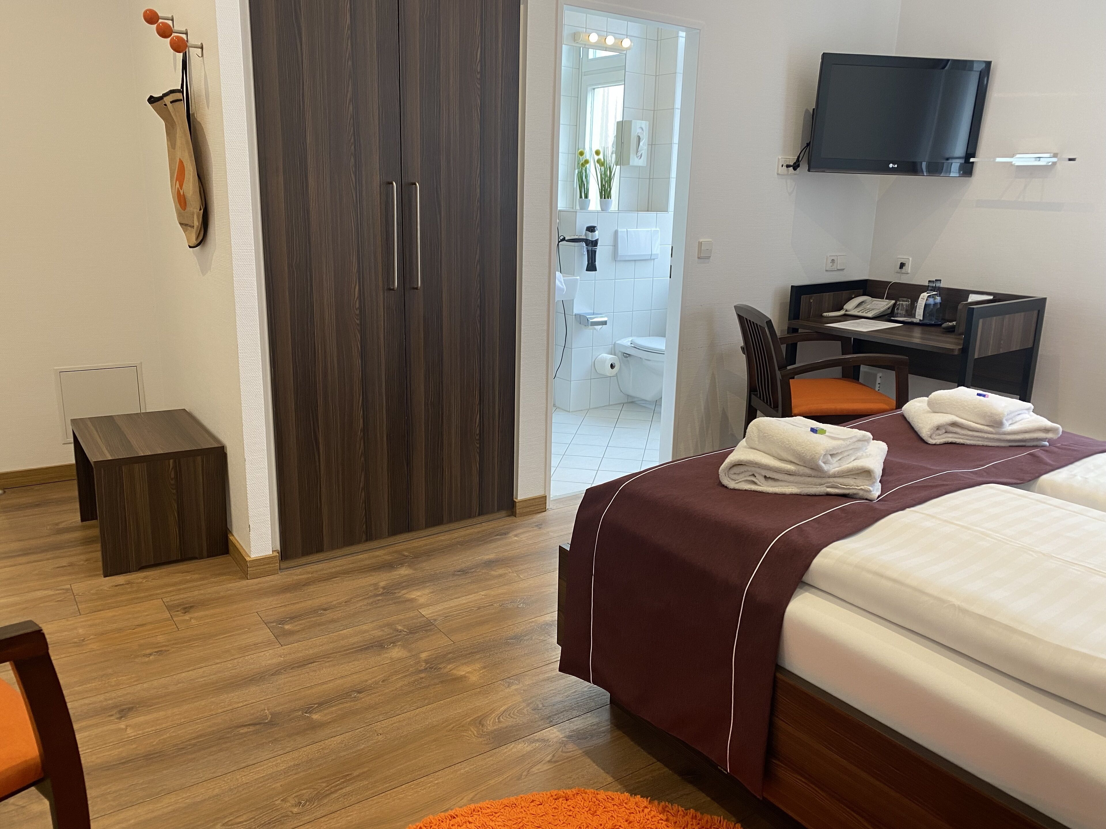 double room | desk, laptop workspace, iron/ironing board, free wifi