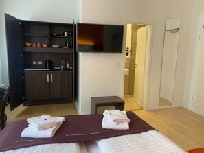 Studio | Desk, laptop workspace, iron/ironing board, free WiFi - sevenDays Hotel BoardingHouse (Karlsruhe)