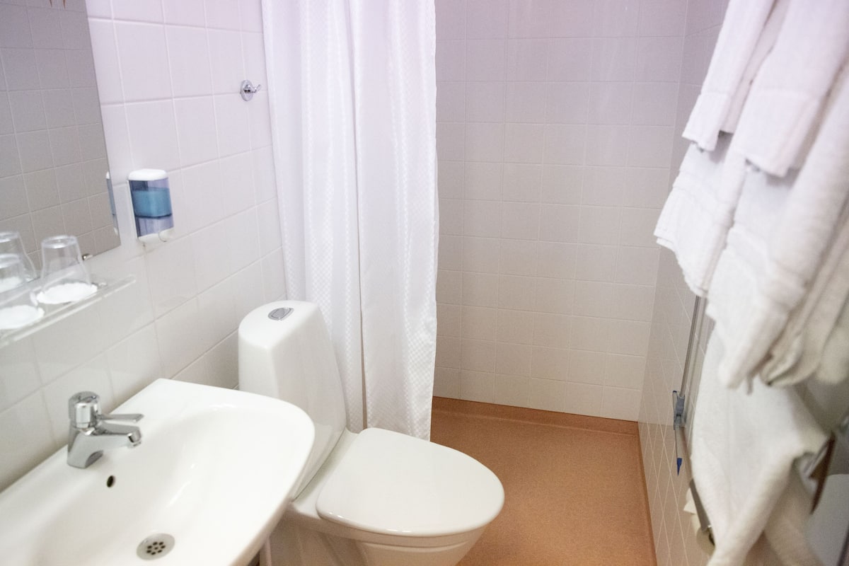 double room | bathroom shower