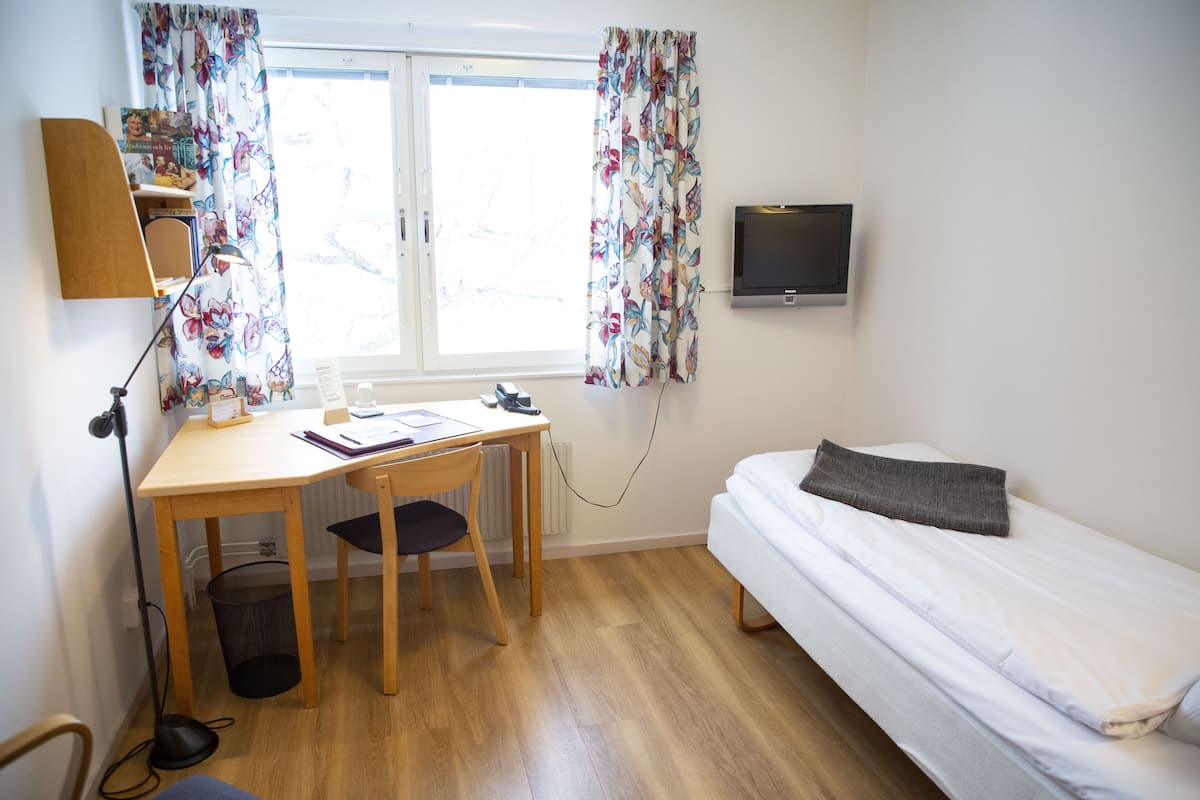 Eenpersoonskamer | Een bureau, een strijkplank/strijkijzer, babybedden, extra bedden