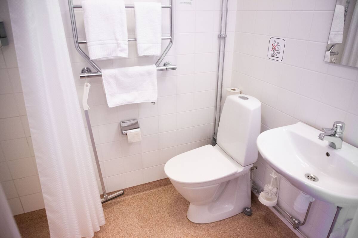 single room | bathroom | shower, towels