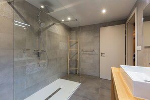 Baignoire, sèche-cheveux, serviettes fournies, savon