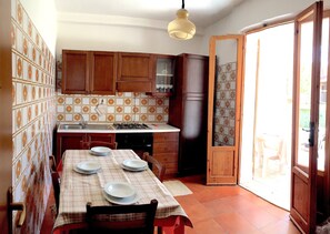 Apartment, 2 Schlafzimmer | Eigene Küche | Kühlschrank, Ofen, Herdplatte, Kochgeschirr/Geschirr/Besteck