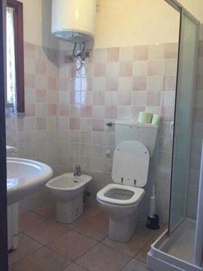 Villa, 2 Bedrooms | Bathroom | Shower, bidet - Canneti Villino (San Teodoro)