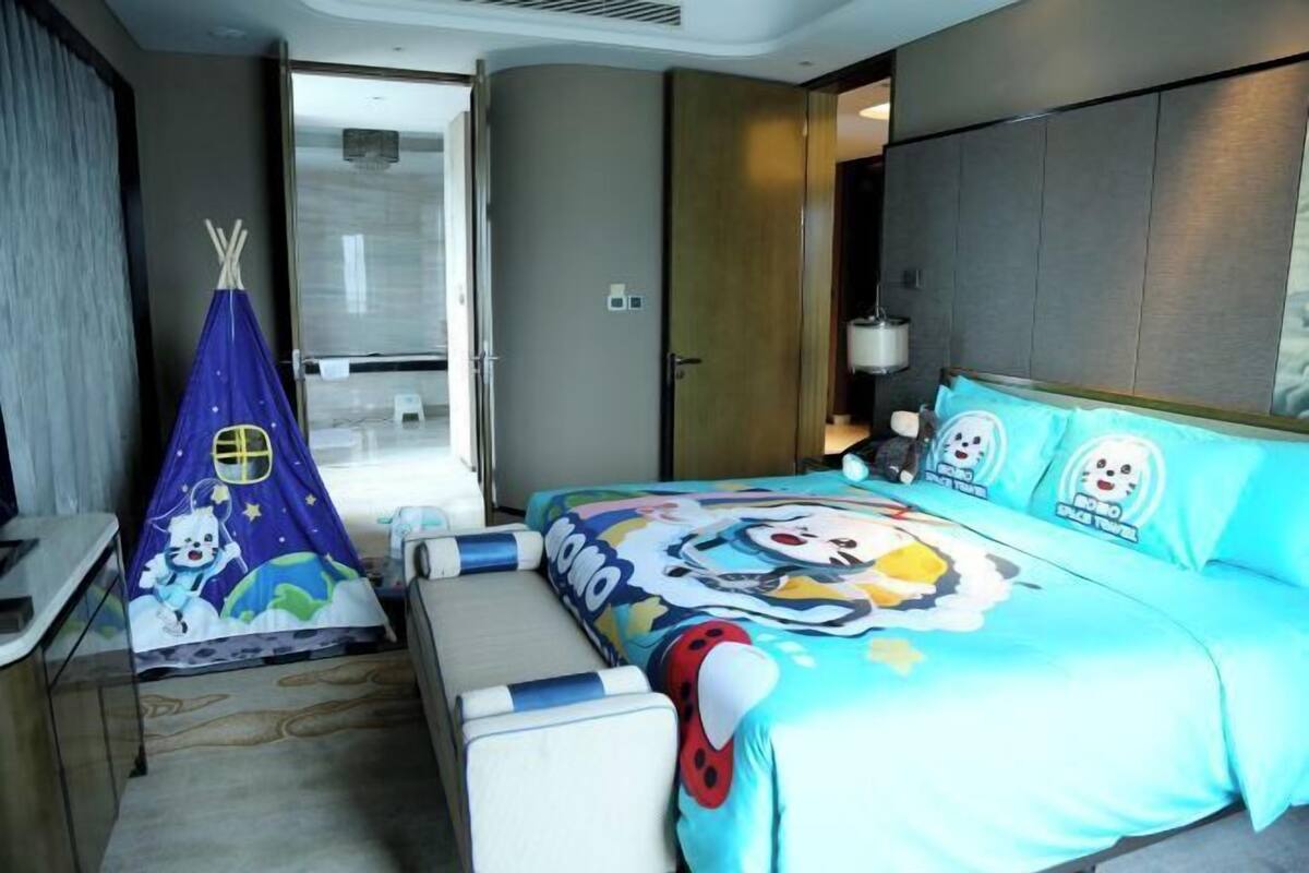 Minibar, caja de seguridad en la habitación y escritorio
