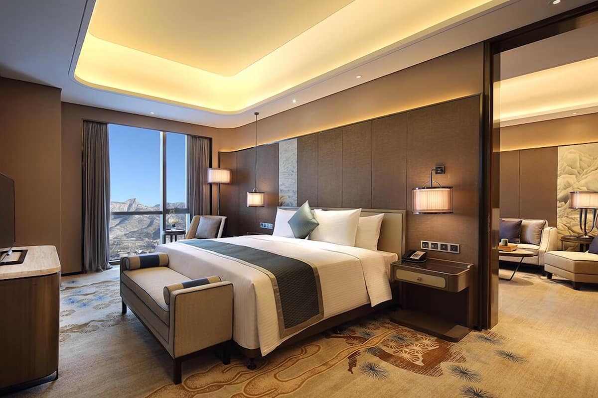 Deluxe Suite | Minibar, in-room safe, desk, blackout drapes