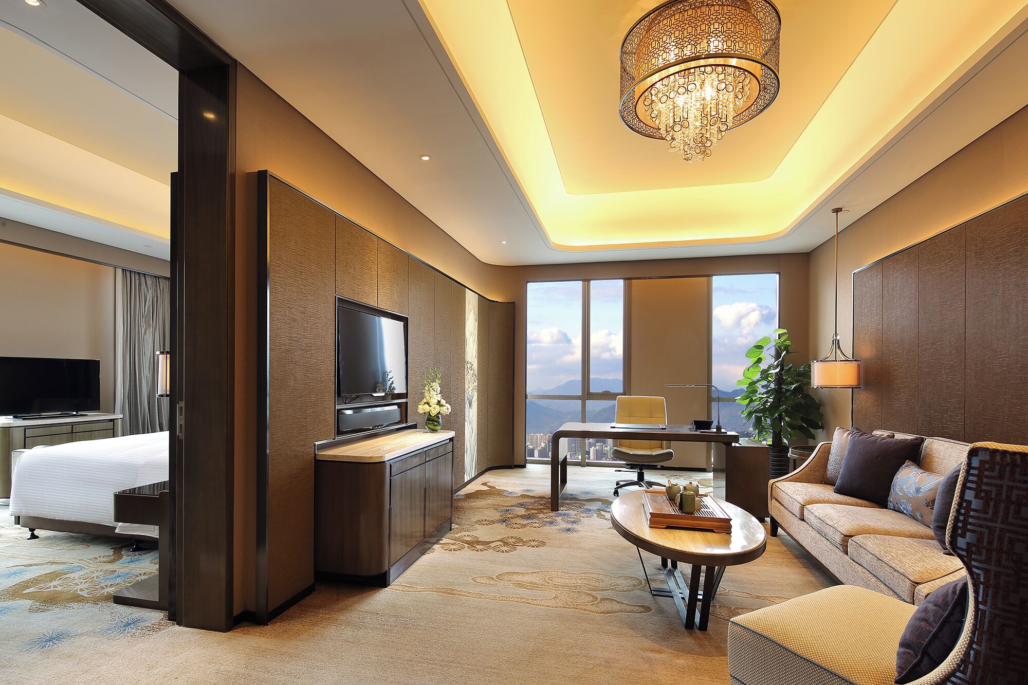 Deluxe Suite | Minibar, in-room safe, desk, blackout drapes