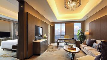 Deluxe Suite | Minibar, in-room safe, desk, blackout drapes
